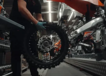 As boas notícias (e imagens) que todos desejavam, por trás das câmaras: KTM regressou à produção