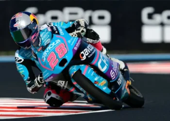 Máximo Quiles triunfa no emocionante duelo do Moto3 na Hungria, vencendo por uma unha negra!