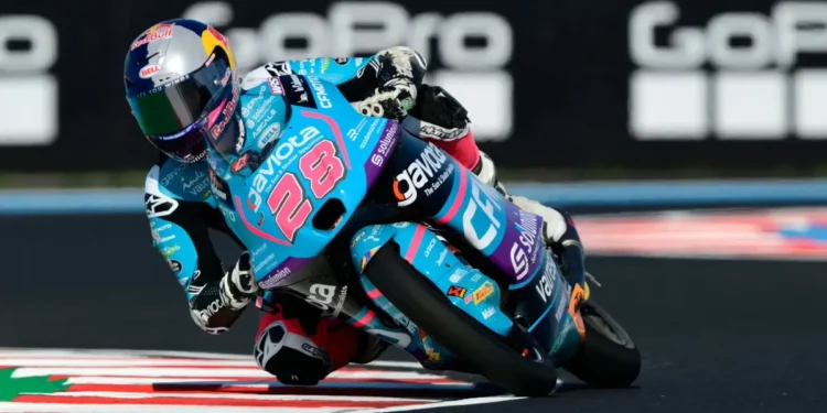 Máximo Quiles triunfa no emocionante duelo do Moto3 na Hungria, vencendo por uma unha negra!