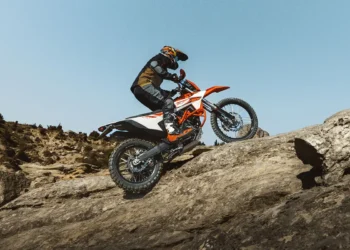 Vídeo: KTM 690 Enduro R – Crescida, atrevida e preparada para o surpreender
