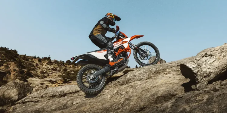 Vídeo: KTM 690 Enduro R – Crescida, atrevida e preparada para o surpreender