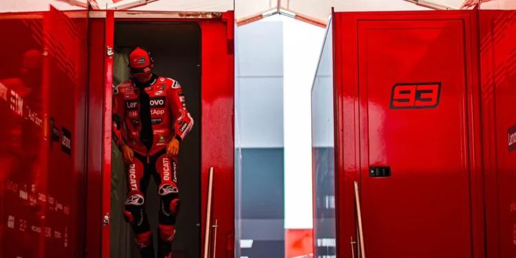 A Queda de Pecco Bagnaia: Será que a Dominância de Marc Márquez Está a Quebrar o Espírito da Estrela da Ducati?