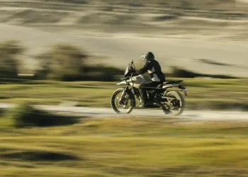 Royal Enfield avança com mais detalhes sobre a futura Himalayan bicilíndrica