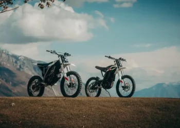 Zero Motorcycles inicia entregas da nova geração de motos off-road elétricas