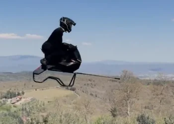 A primeira moto voadora chega ao mercado: 200 km/h, fibra de carbono e um preço para poucos