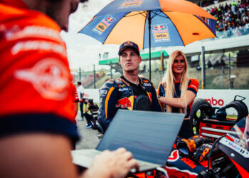 Pol Espargaró brilha na Hungria: O piloto de testes da KTM surpreende contra todas as probabilidades