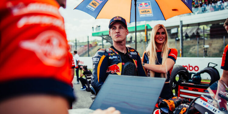 Pol Espargaró brilha na Hungria: O piloto de testes da KTM surpreende contra todas as probabilidades