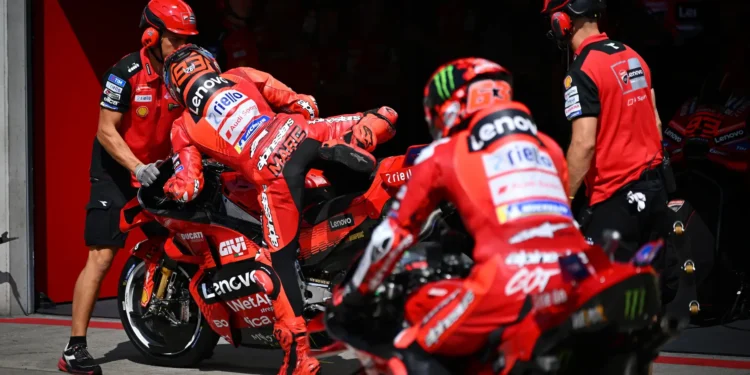 Ducati domina a Catalunha: Tardozzi elogia os Márquez e a recuperação épica de Bagnaia