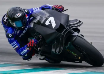 Teste secreto da Yamaha em Barcelona afetado pela chuva, estreia do V4 adiada