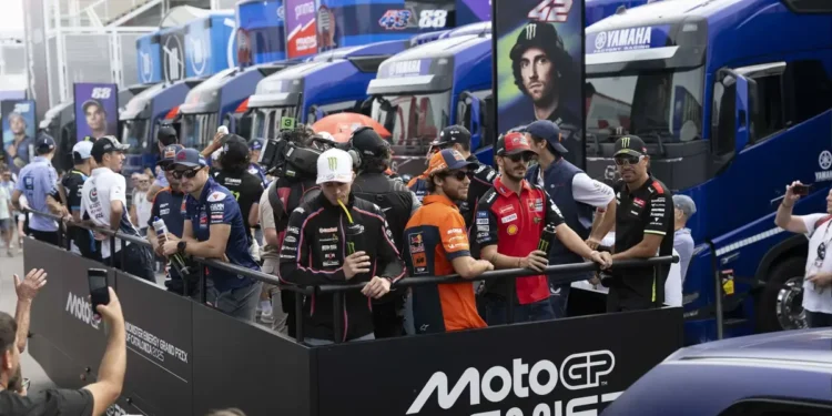MotoGP adota cerimónia pré-corrida ao estilo da F1: pilotos arriscam multas pesadas por incumprimento!