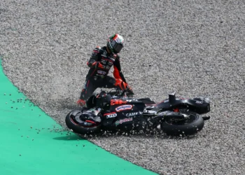 Marco Bezzecchi sai de Barcelona de mãos a abanar: um fim de semana catastrófico com duplo zero arruína os sonhos