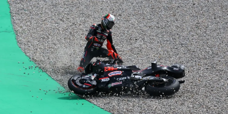 Marco Bezzecchi sai de Barcelona de mãos a abanar: um fim de semana catastrófico com duplo zero arruína os sonhos