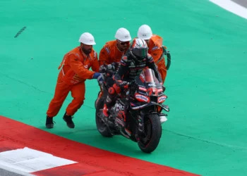 Fim de semana desastroso para a Aprilia em Montmeló: Rivola dá murro na mesa e exige mais