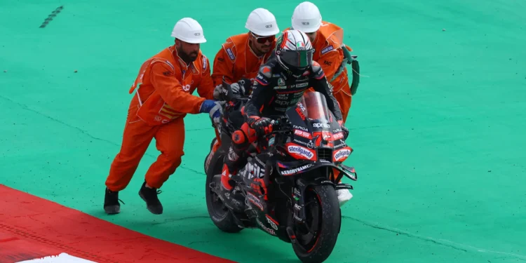 Fim de semana desastroso para a Aprilia em Montmeló: Rivola dá murro na mesa e exige mais