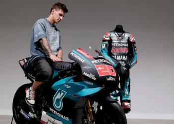 Quartararo recebe a sua icónica Yamaha de estreia em MotoGP 2019 — um regresso emocionante às origens