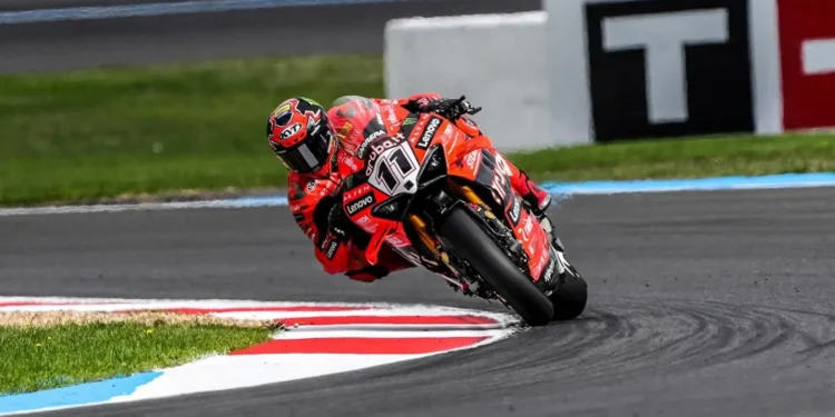 Frustração de Bulega: dificuldades da Ducati expostas enquanto Razgatlioglu volta a dominar em Magny-Cours