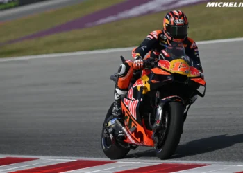 Maverick Viñales desafia as probabilidades no regresso dramático ao MotoGP: “Estou a correr só com um braço!”