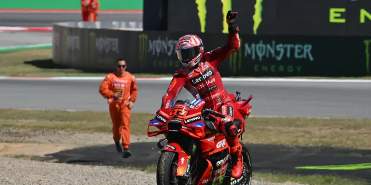 Marc Márquez vence Sprint eletrizante em Barcelona, mas queda do irmão Álex ensombra triunfo