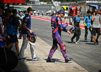 Jack Miller vê sonho na Catalunha arruinado: toque na primeira volta deita corrida a perder