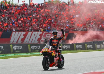 Enea Bastianini conquista emocionante terceiro lugar no MotoGP de Barcelona, superando medo e dúvidas