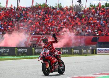 Pecco Bagnaia desafia as probabilidades e termina em 7.º em Montmeló numa corrida caótica