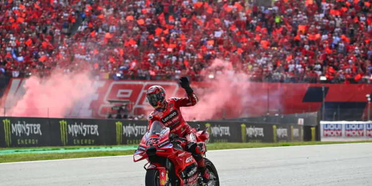Pecco Bagnaia desafia as probabilidades e termina em 7.º em Montmeló numa corrida caótica
