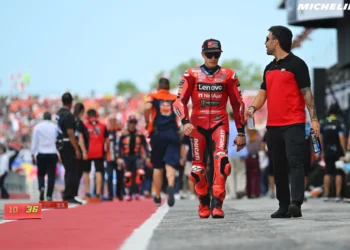 Triunfo de Marc Márquez Incendeia Misano: Ducati Defende o Espanhol em Meio à Fúria da Multidão