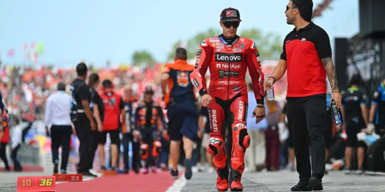 Triunfo de Marc Márquez Incendeia Misano: Ducati Defende o Espanhol em Meio à Fúria da Multidão