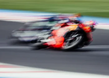 O Pesadelo da KTM em Misano: Três Correntes partidas Geram Indignação e Crise no MotoGP!