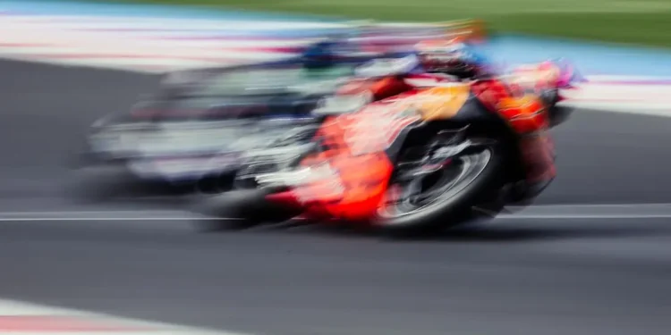 O Pesadelo da KTM em Misano: Três Correntes partidas Geram Indignação e Crise no MotoGP!