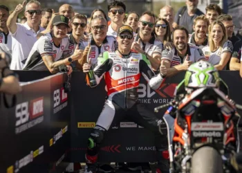 Alex Lowes conquista triplo pódio impressionante em Magny-Cours – um fim de semana para recordar!