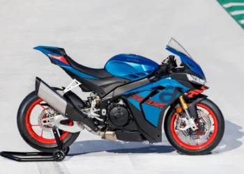 Aprilia chama à oficina todos os modelos V4 de 2026 devido a problema nos piscas traseiros