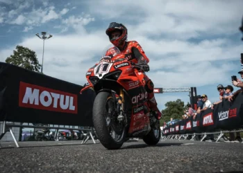 Os sonhos de título de Bulega desmoronam-se: estrela da Ducati luta contra rivais em ascensão no Mundial de Superbike