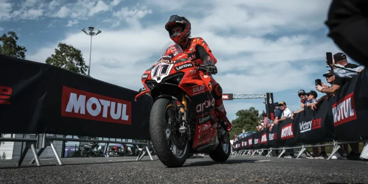 Os sonhos de título de Bulega desmoronam-se: estrela da Ducati luta contra rivais em ascensão no Mundial de Superbike
