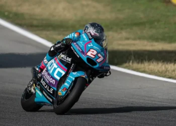 Daniel Holgado triunfa na emocionante corrida de Moto2 na Catalunha e garante a sua primeira vitória histórica!