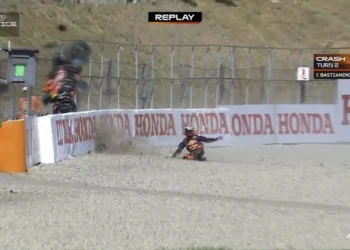 VÍDEO – O acidente chocante de Enea Bastianini em Barcelona: pesadelo no MotoGP ou apenas um mau hábito?