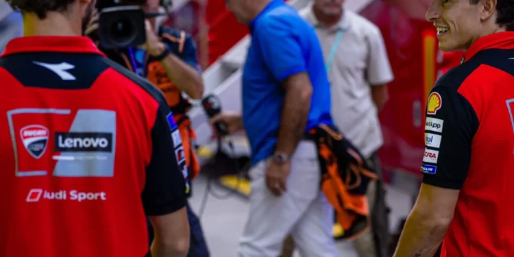 Marc Márquez luta contra a adversidade: aproxima-se dos líderes em desafio de alta tensão em Montmeló