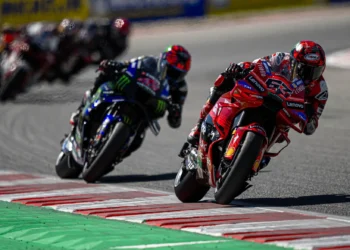 Pecco Bagnaia no fundo do poço: campeão da Ducati desmorona sob pressão na Sprint de Barcelona