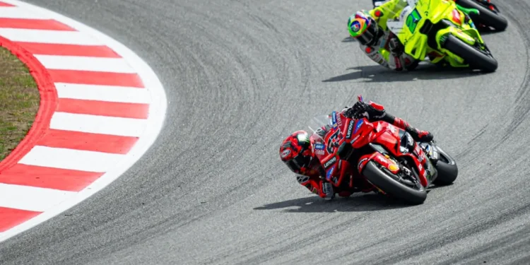 Pecco Bagnaia em recuperação épica: do 21.º ao 7.º no GP da Catalunha — uma corrida de sobrevivência!