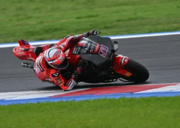 Pneus Revolucionários da Pirelli Acendem Entusiasmo no MotoGP: Aderência e Segurança sem Precedentes!