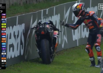 Coração Partido: Corrente Parte-se e Acosta Fica Pelo Caminho em Misano – “É um desporto mecânico… mas esta doeu mesmo”