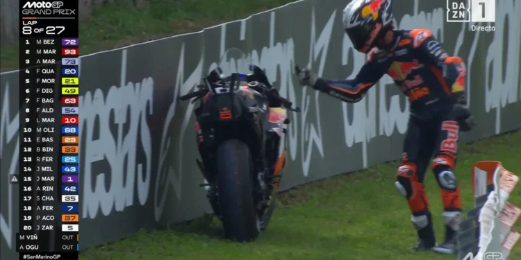 Coração Partido: Corrente Parte-se e Acosta Fica Pelo Caminho em Misano – “É um desporto mecânico… mas esta doeu mesmo”