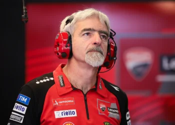 O Terramoto do MotoGP: Gigi Dall’Igna Revela Que a Mudança Para Pneus Pirelli Vai Redefinir as Corridas em 2027!