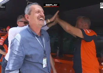 Pódio surpreendente de Enea Bastianini com a KTM gera polémica: chefe da Tech3 chama Guenther Steiner de “sortudo do caraças”!