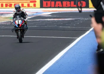 Toprak Razgatlioglu quebra recordes com a 10.ª vitória consecutiva no emocionante WorldSBK de França!