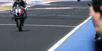 Toprak Razgatlioglu quebra recordes com a 10.ª vitória consecutiva no emocionante WorldSBK de França!