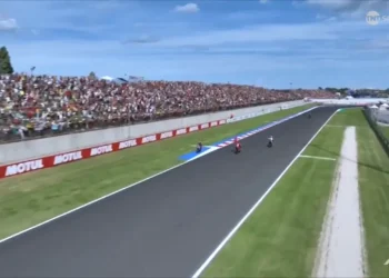 Vídeo – Jack Miller multado por conduzir em sentido contrário na volta de honra… Luvas por uma cerveja – Uma cerveja que lhe custou 2.000 €