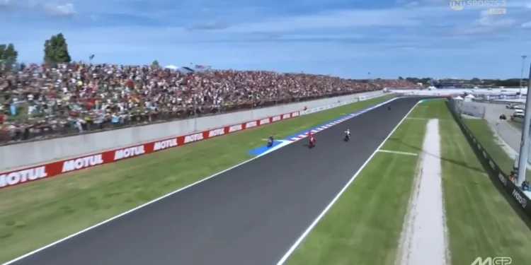 Vídeo – Jack Miller multado por conduzir em sentido contrário na volta de honra… Luvas por uma cerveja – Uma cerveja que lhe custou 2.000 €