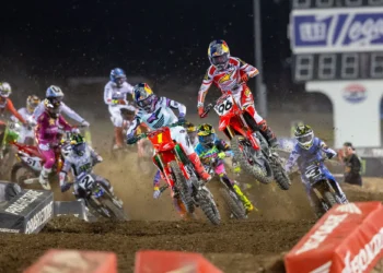 Confronto Inesquecível: Jo Shimoda e Jett Lawrence Conquistam a Glória na Final do Campeonato do Mundo de SMX 2025!