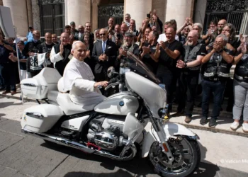 BMW R 18 Transcontinental assinada pelo Papa Leo XIV será leiloada para fins solidários